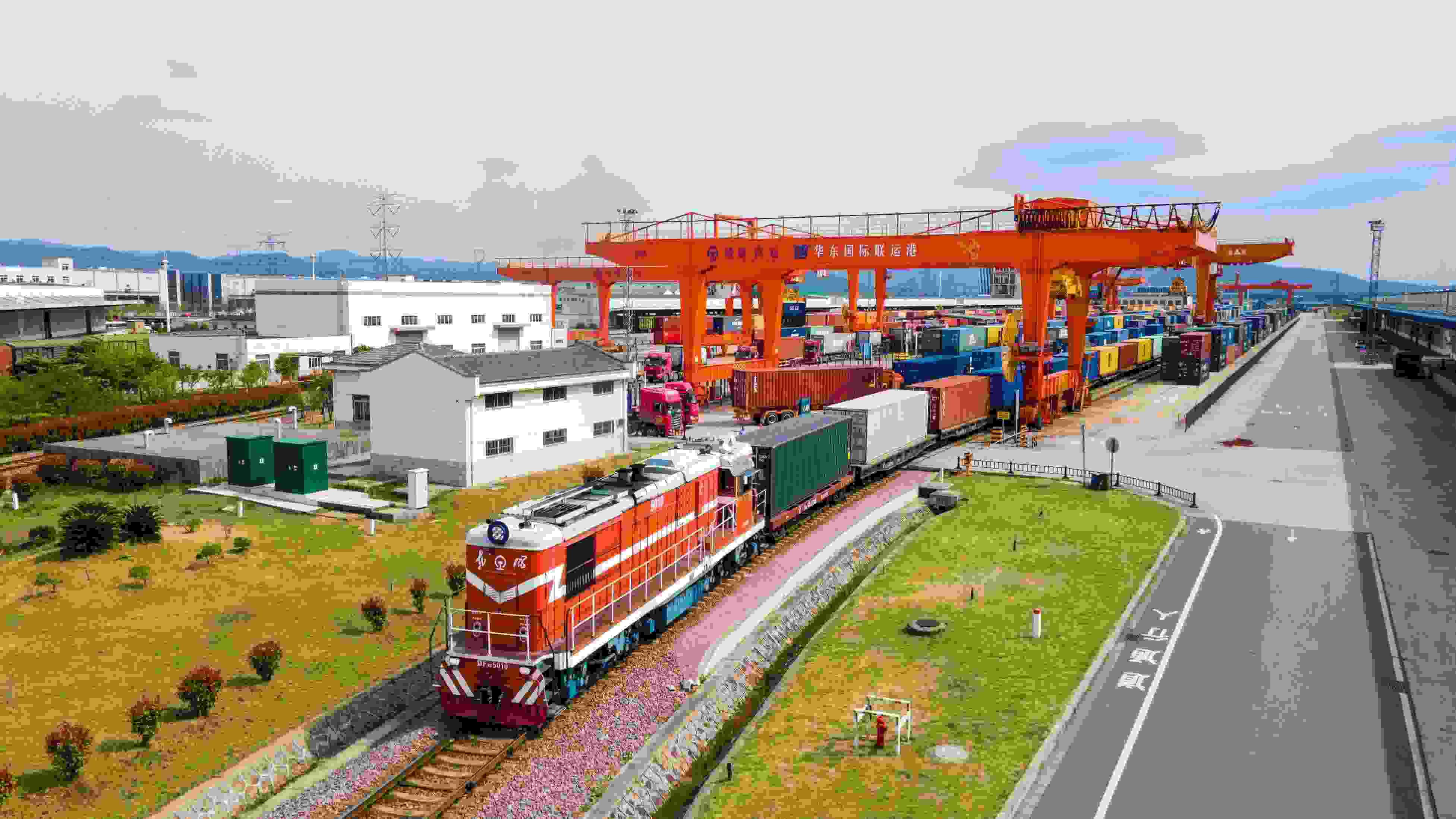 △2024年4月1日，浙江省金華華東國際聯(lián)運港，一列中歐班列裝載110個標(biāo)箱日用百貨、電動工具、機械裝備等貨物從鐵路金華南貨場啟程駛往匈牙利布達(dá)佩斯。