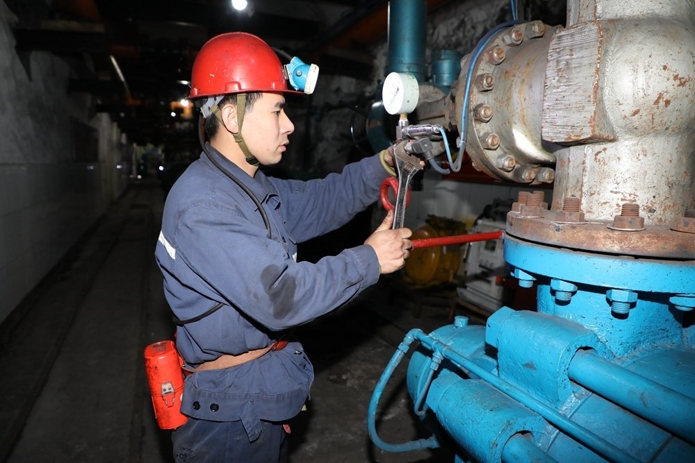 2024年4月30日，冀中能源峰峰集團新屯礦機電區(qū)副區(qū)長顧博在井下泵房檢修水泵。新華社發(fā)