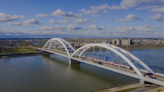 △2024年3月12日，一列火車運行在匈塞鐵路塞爾維亞境內(nèi)貝諾段諾維薩德多瑙河大橋上。