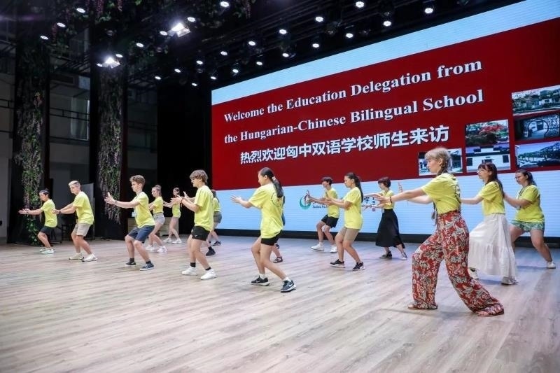 2023年7月，匈牙利匈中雙語(yǔ)學(xué)校師生代表團(tuán)來(lái)到江蘇參加“錦繡江蘇”青年交流項(xiàng)目。