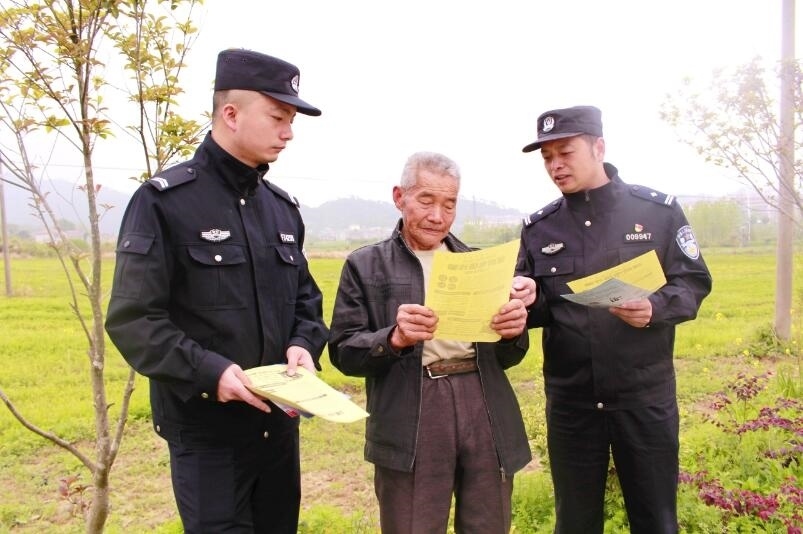 向村民宣傳反詐知識(shí)。