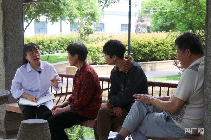 徐玫玫（左一）正在做民意調查（央廣網(wǎng)記者 劉培俊 攝）