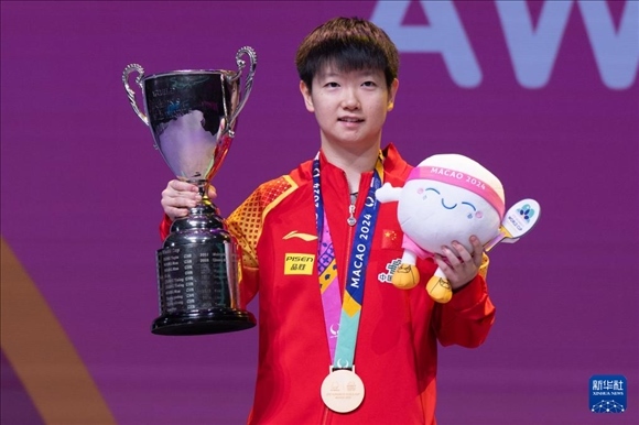 2024年4月21日，在2024年澳門國(guó)際乒聯(lián)女子世界杯決賽中，孫穎莎奪得冠軍。圖為孫穎莎在頒獎(jiǎng)臺(tái)上。新華社記者 張金加 攝