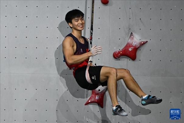 2024年4月13日，在江蘇吳江舉行的2024年國(guó)際攀聯(lián)攀巖世界杯（吳江站）男子速度決賽中，中國(guó)選手伍鵬獲得冠軍。圖為中國(guó)選手伍鵬在決賽后慶祝。新華社發(fā)（王須中攝）