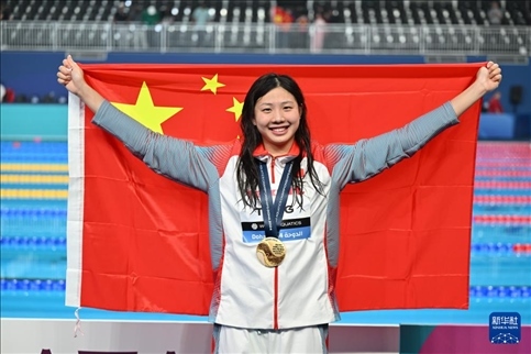 2024年2月13日，2024年世界游泳錦標(biāo)賽游泳項(xiàng)目女子100米蛙泳決賽在卡塔爾多哈舉行。圖為冠軍中國(guó)選手唐錢婷在頒獎(jiǎng)儀式后慶祝。新華社記者 薛宇舸 攝