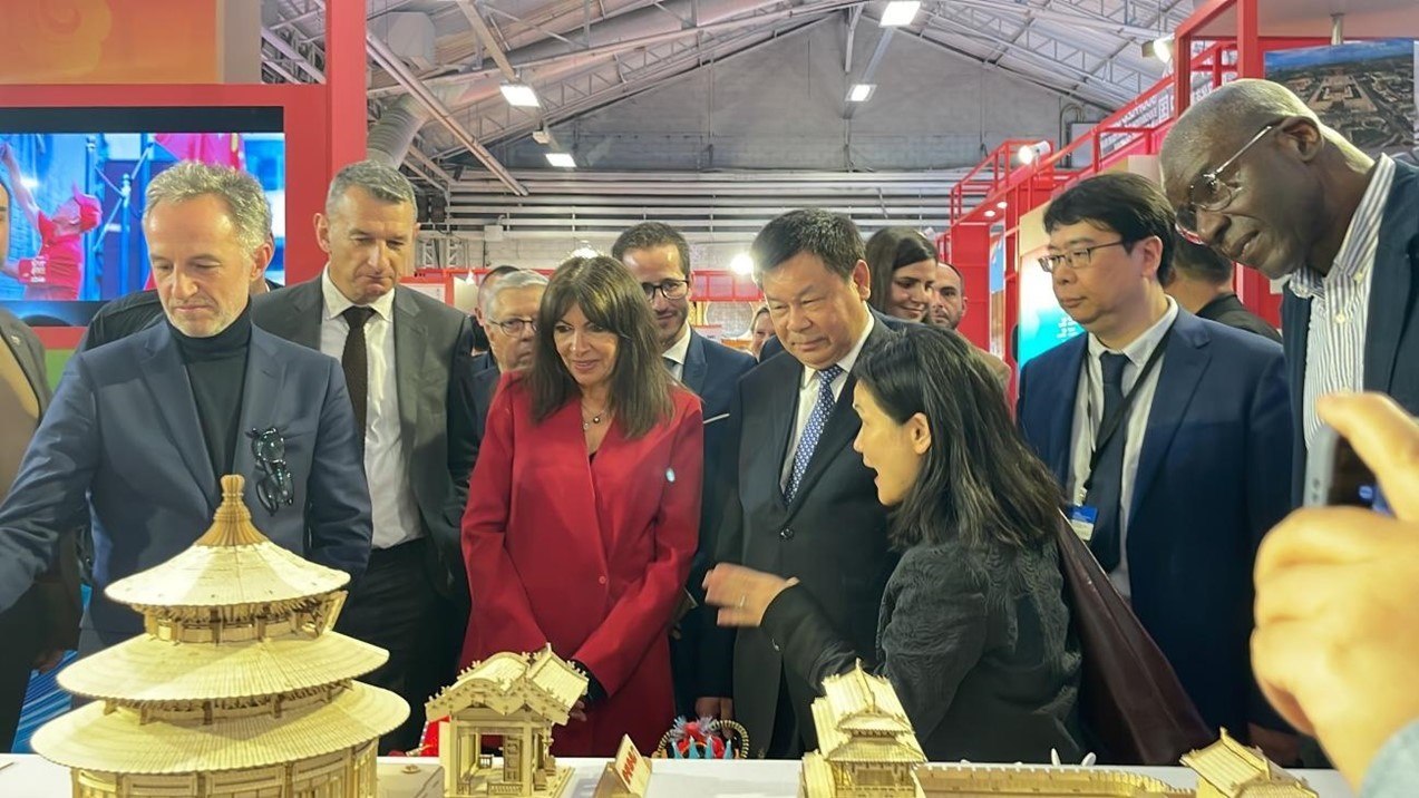 巴黎市市長(zhǎng)安妮·伊達(dá)爾戈參觀展覽。主辦方供圖