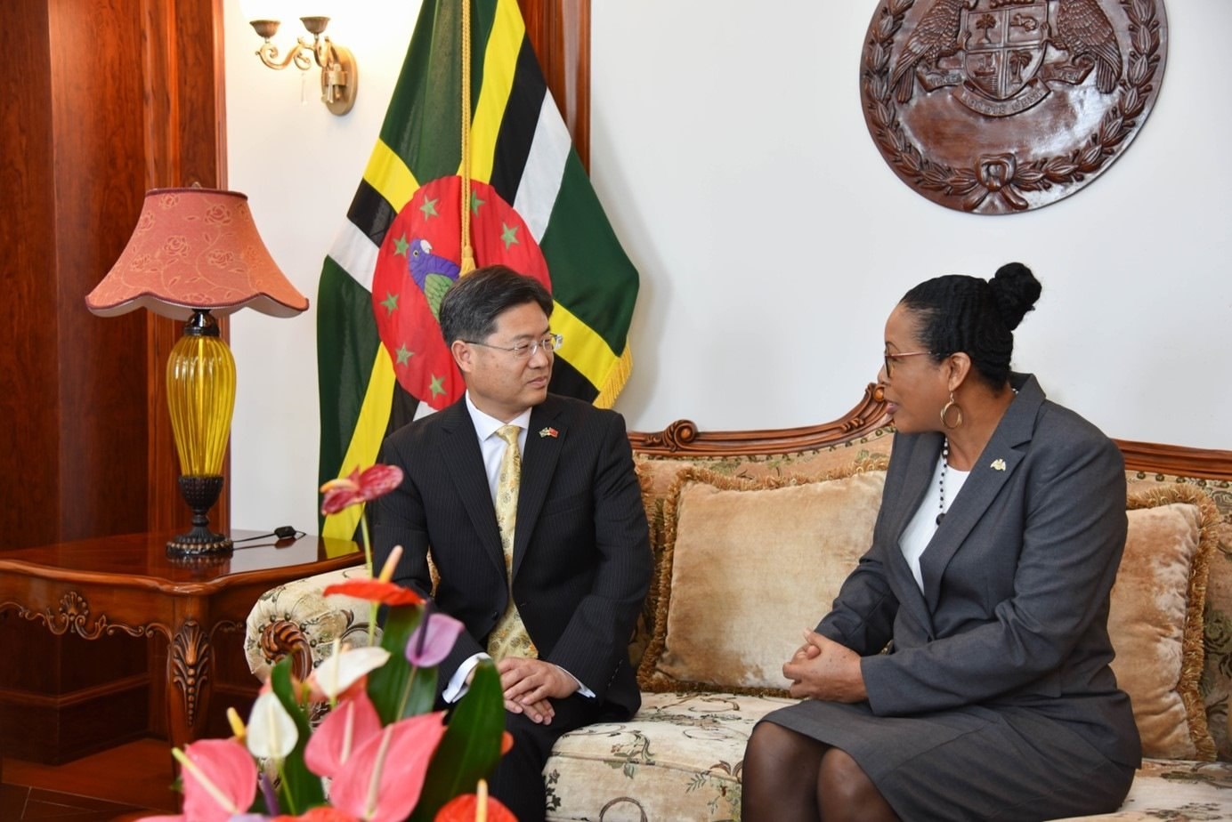 當(dāng)?shù)貢r(shí)間5月3日，中國(guó)新任駐多米尼克大使儲(chǔ)茂明（左）向多總統(tǒng)伯頓遞交國(guó)書。 中國(guó)駐多米尼克大使館供圖