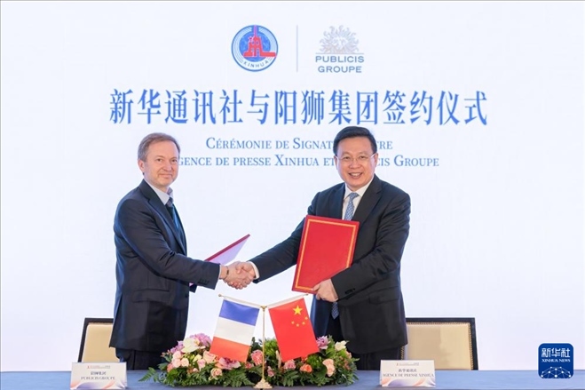 5月4日，新華通訊社社長傅華同陽獅集團全球首席財務官洛里斯·諾爾德在法國巴黎簽署合作諒解備忘錄。新華社記者 孟鼎博 攝