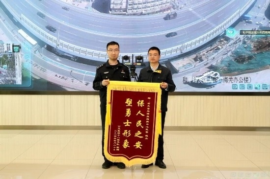 公交車上他一聲大吼！魏杰，好樣的！