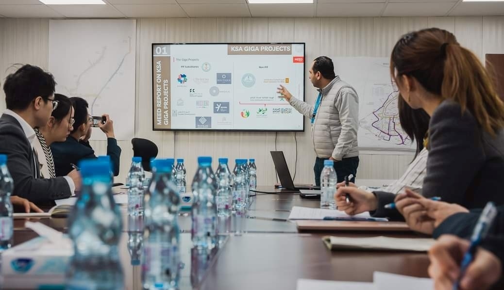 德亞（右三）在和員工開會(huì)。中建中東沙特分公司供圖