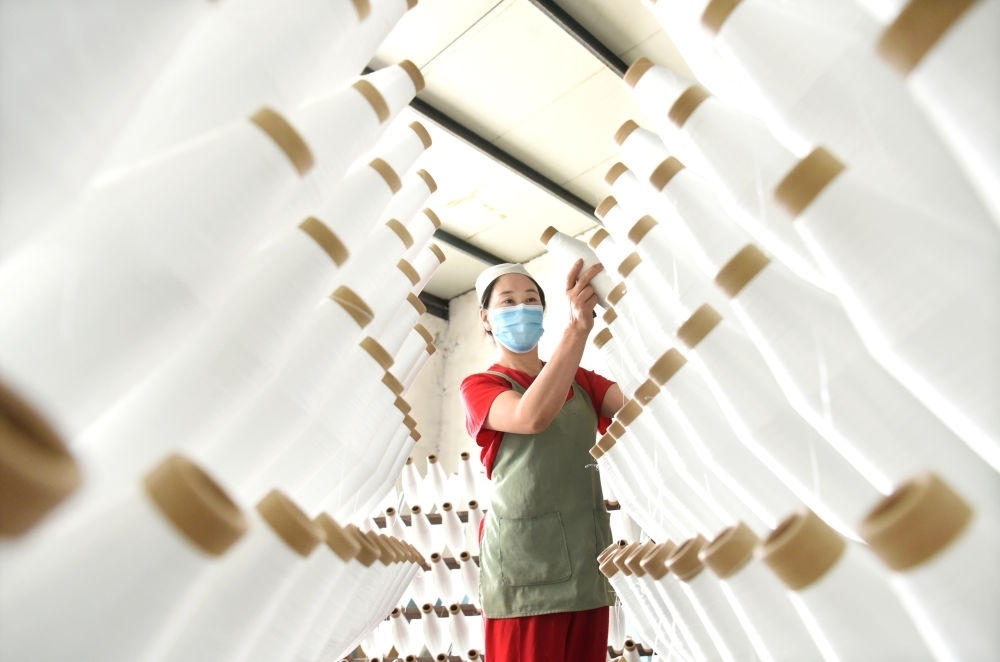 2024年5月1日，工人在山東省淄博市沂源縣悅莊工業(yè)園一玻纖企業(yè)整理加工的產(chǎn)品。新華社發(fā)（趙東山攝）