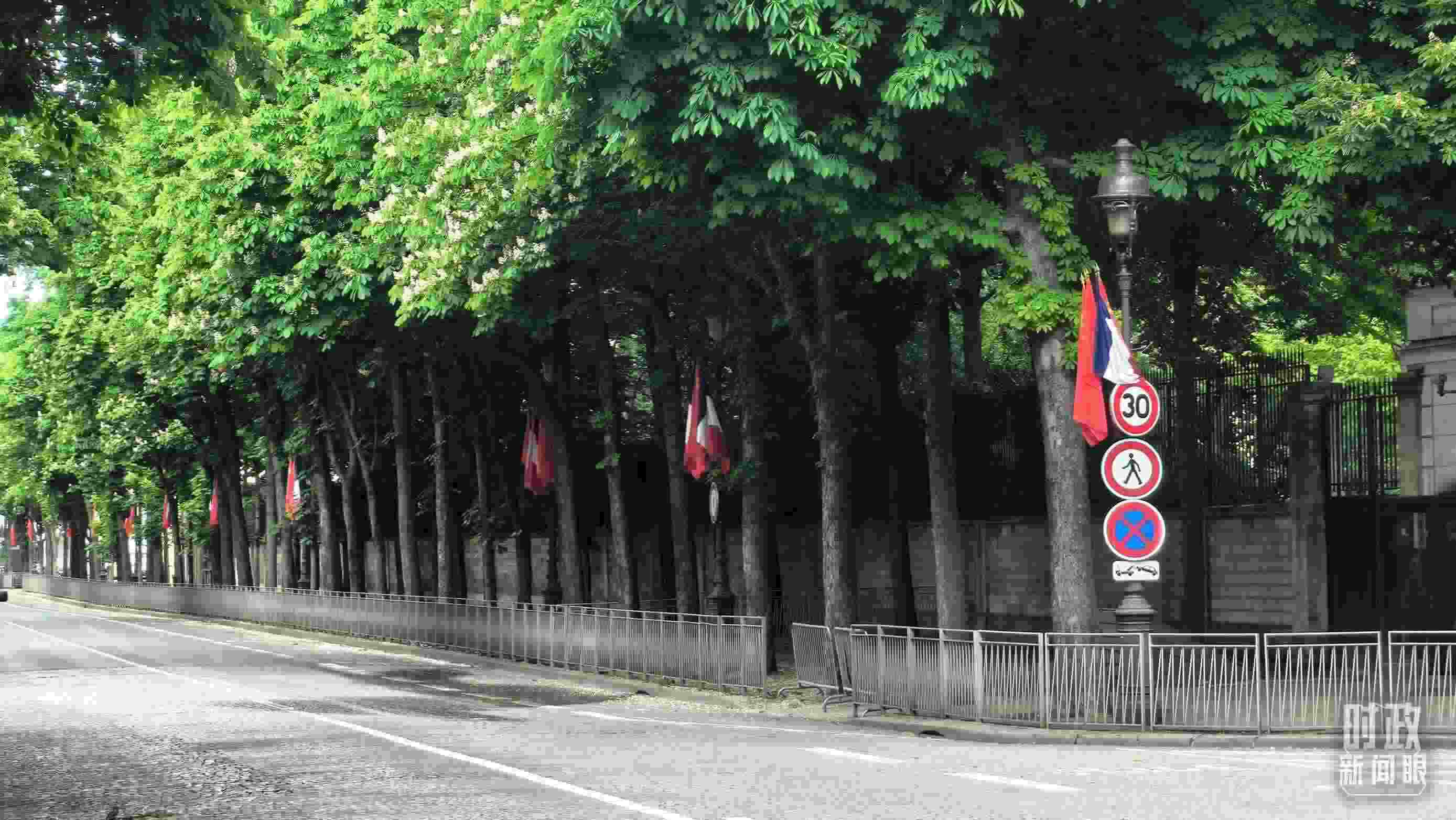 △巴黎道路兩側(cè)懸掛中法兩國(guó)國(guó)旗。（總臺(tái)央視記者鄂介甫拍攝）