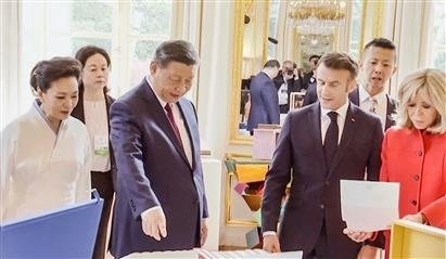 △當(dāng)?shù)貢r間5月6日下午，在中法領(lǐng)導(dǎo)人會談前，習(xí)近平主席向馬克龍總統(tǒng)贈送中國翻譯的法國小說。