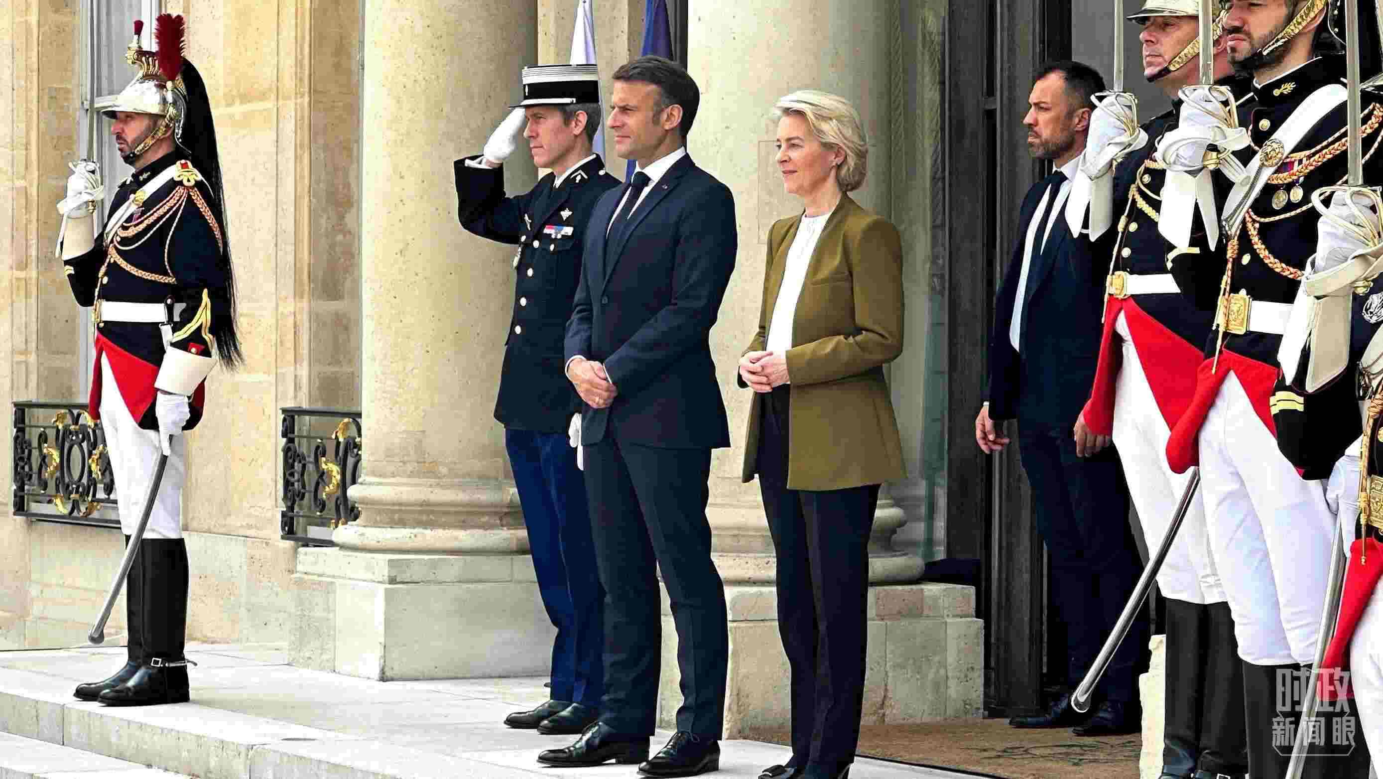 △中法歐領(lǐng)導(dǎo)人三方會(huì)晤后，馬克龍總統(tǒng)和馮德萊恩主席將習(xí)主席送至上車處。（總臺(tái)央視記者關(guān)舟拍攝）