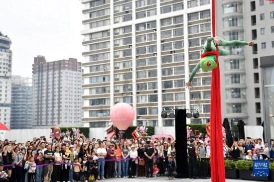 5月7日，演員在長(zhǎng)沙國金中心表演木偶劇。新華社記者 陳振海 攝