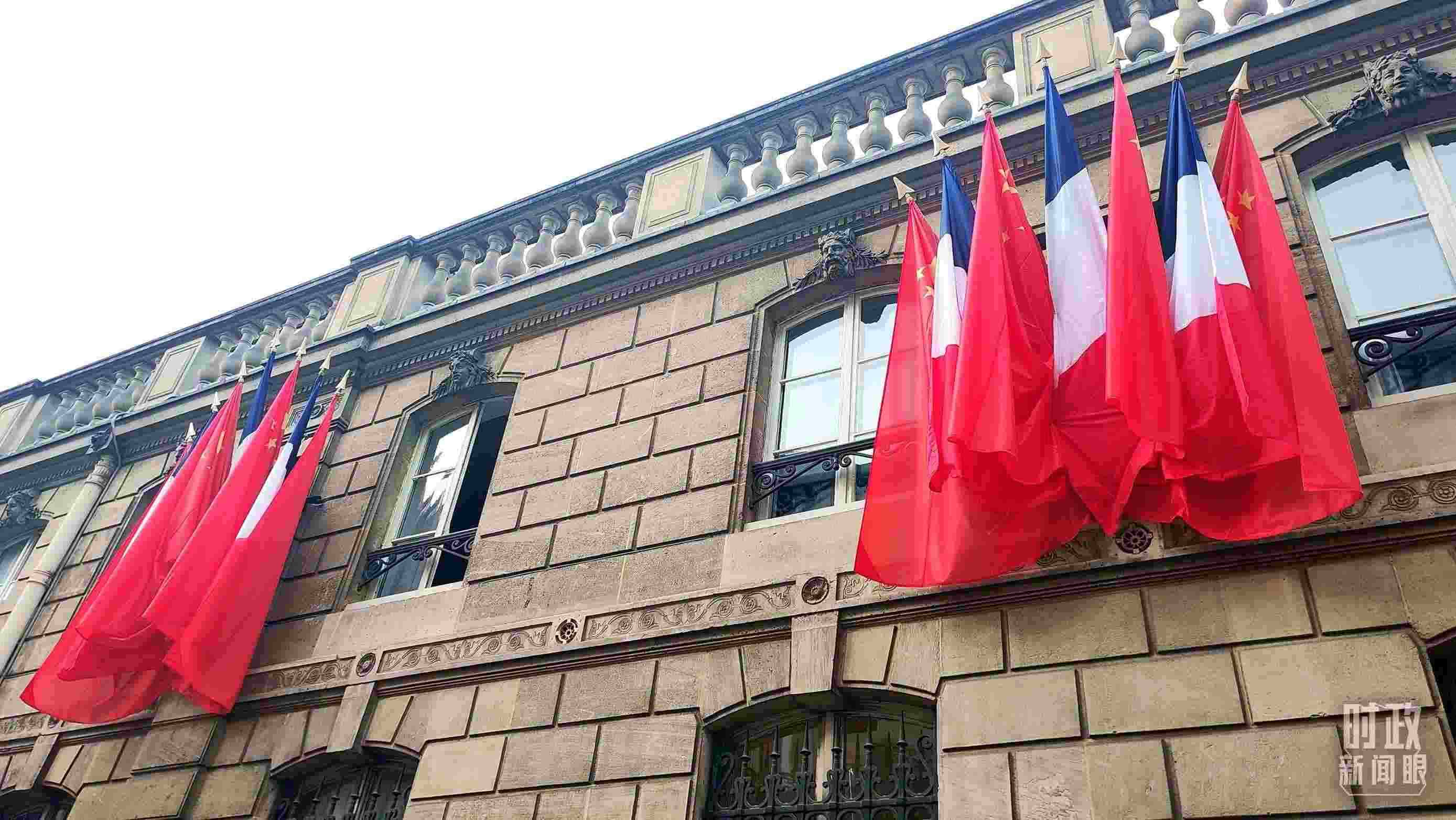 △中法歐領(lǐng)導(dǎo)人三方會(huì)晤地點(diǎn)——愛(ài)麗舍宮懸掛中法兩國(guó)國(guó)旗。（總臺(tái)央視記者劉琦拍攝）