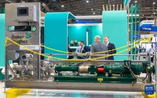 這是5月6日在美國休斯敦國際海洋油氣技術(shù)大會及設(shè)備展上拍攝的展示的裝備。新華社發(fā)（勞承躍攝）