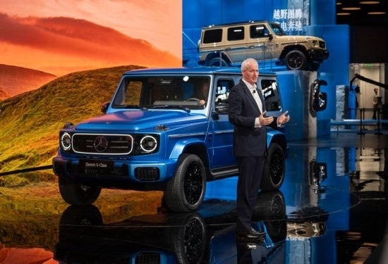4月25日，在北京中國國際展覽中心順義館舉行的2024北京車展上，梅賽德斯—奔馳集團股份公司董事會成員唐仕凱介紹梅賽德斯—奔馳純電G級越野車。新華社記者 才揚 攝