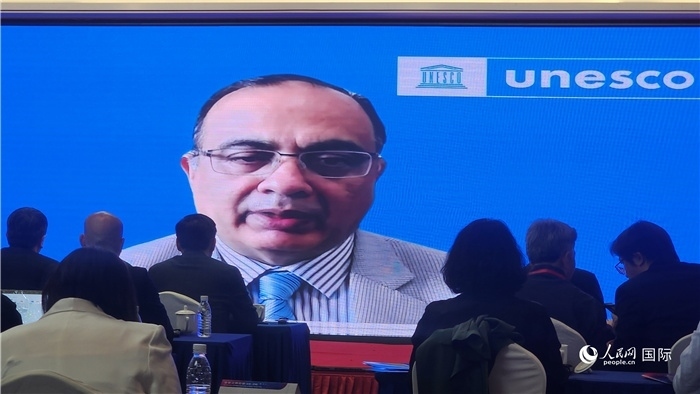 聯(lián)合國(guó)教科文組織駐華代表處代表夏澤翰通過(guò)視頻致辭。人民網(wǎng)記者 萬(wàn)宇攝