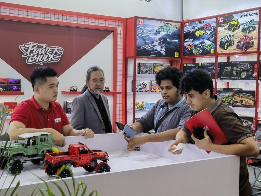 在第135屆廣交會第三期現(xiàn)場，采購商在廣東信宇科技股份有限公司展位選購、體驗(yàn)積木遙控車產(chǎn)品（5月2日攝）。新華社記者 洪澤華 攝