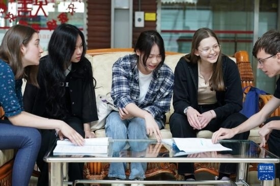 4月28日，宋智孝（右二）和胡靈月（左一）在北京首都師范大學(xué)校園內(nèi)與同學(xué)交流。新華社記者 彭子洋 攝