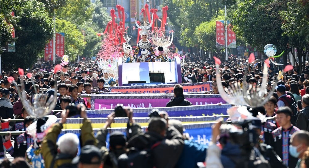 在貴州雷山縣縣城，苗族群眾身著盛裝，載歌載舞參加苗年和鼓藏節(jié)的巡游活動（2023年11月16日攝）。新華社記者 楊楹 攝