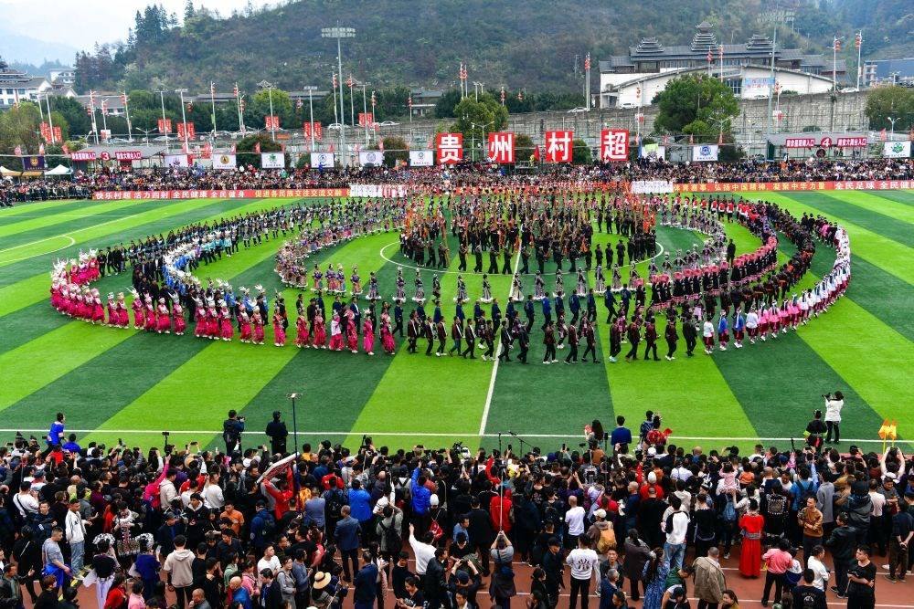 演員在貴州省榕江縣舉辦的2024年第二屆貴州“村超”總決賽開幕式上表演節(jié)目（2024年3月16日攝）。新華社記者 楊文斌 攝
