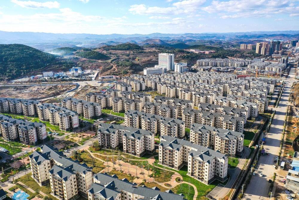 貴州省威寧縣五里崗街道朝陽新城易地扶貧搬遷安置小區(qū)（2021年11月28日攝，無人機照片）。新華社記者 楊文斌 攝