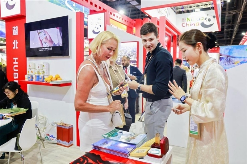 觀眾在參觀中國展臺(tái)。錢文康攝