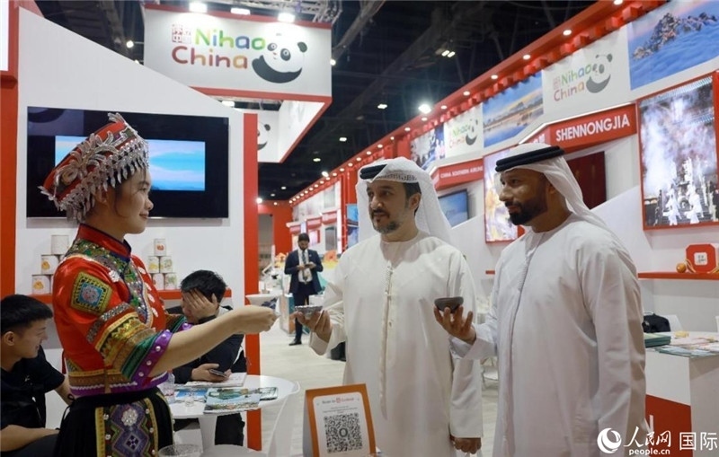 兩名阿聯(lián)酋觀眾在品嘗湖北名茶。人民網(wǎng)記者管克江攝