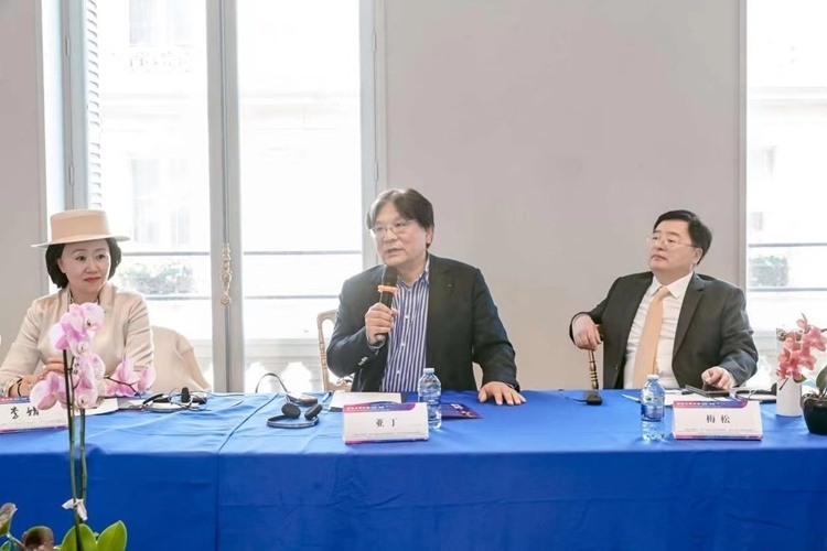 法中交流促進(jìn)會(huì)會(huì)長(zhǎng)、作家、翻譯家、法國(guó)最高榮譽(yù)騎士勛章獲得者亞丁發(fā)言（圖片：中國(guó)傳媒大學(xué)