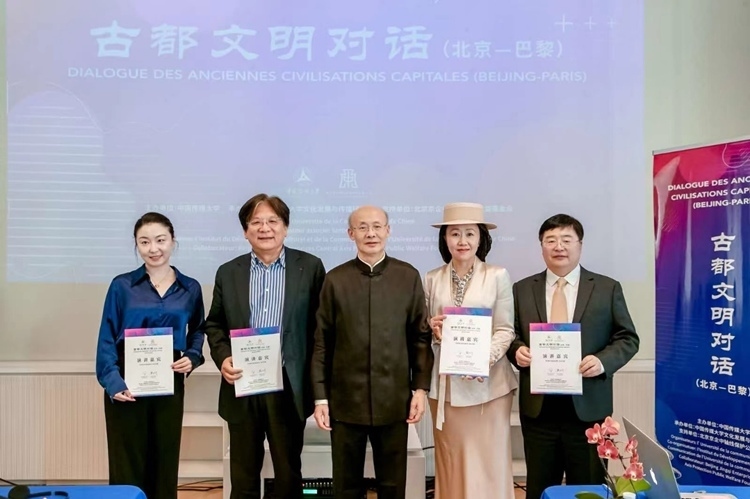 與會(huì)嘉賓受頒證書（圖片：中國(guó)傳媒大學(xué)