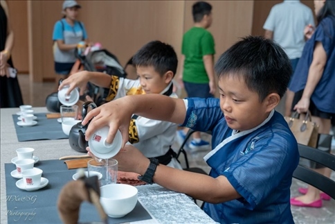 新加坡孩子們在活動現(xiàn)場體驗(yàn)學(xué)習(xí)茶藝。新加坡中國文化中心供圖