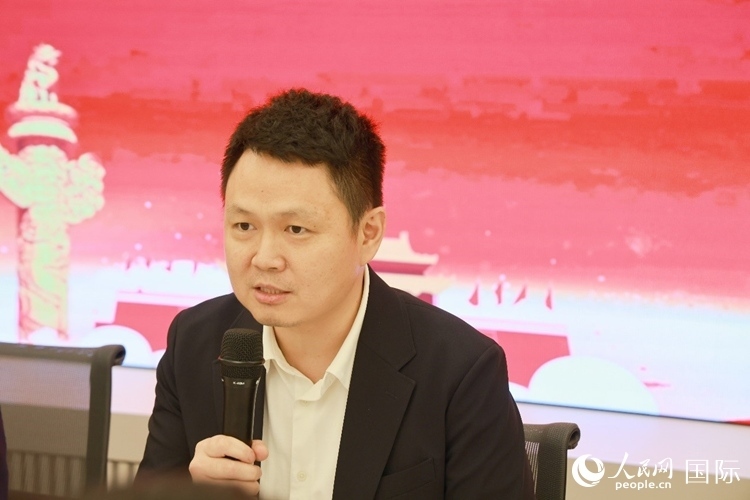 中國(guó)駐里約熱內(nèi)盧總領(lǐng)館副總領(lǐng)事王尉育在座談會(huì)上致辭。人民網(wǎng)記者 陳海琪攝