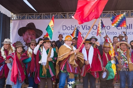 奧魯羅公路項(xiàng)目開工儀式現(xiàn)場，?？偨y(tǒng)路易斯·阿爾塞宣布項(xiàng)目開工。中國中鐵供圖