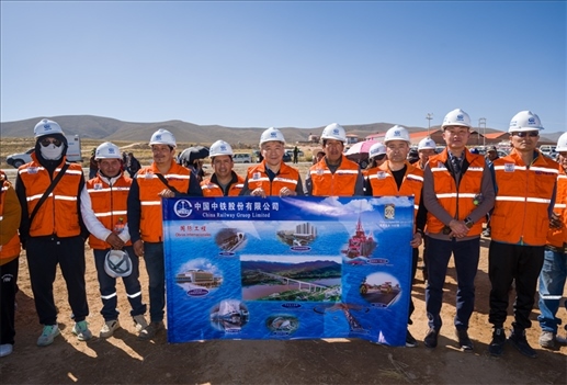 奧魯羅公路項(xiàng)目開工儀式現(xiàn)場，中國中鐵員工代表合影。中國中鐵供圖