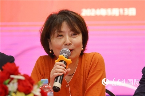 陜西省歸國華僑聯(lián)合會(huì)黨組成員、副主席兼秘書長尚小紅在座談會(huì)上致辭。人民網(wǎng)記者 陳海琪攝