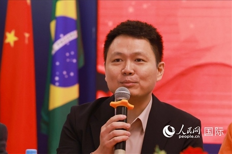 中國駐里約熱內(nèi)盧總領(lǐng)館副總領(lǐng)事王尉育在座談會(huì)上致辭。人民網(wǎng)記者 陳海琪攝