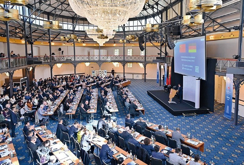 2024“投資中國(guó)”系列活動(dòng)德國(guó)專場(chǎng)4月5日在巴登—符滕堡州首府斯圖加特市舉行，活動(dòng)吸引德國(guó)工商界代表超300人參加。圖為當(dāng)日拍攝的活動(dòng)現(xiàn)場(chǎng)。 新華社記者 任鵬飛/攝