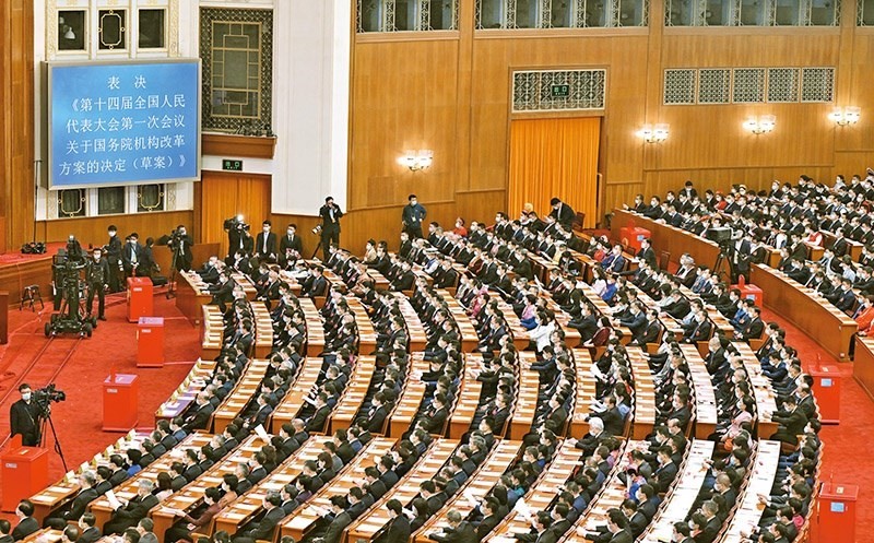 2023年3月10日，十四屆全國(guó)人大一次會(huì)議在北京人民大會(huì)堂舉行第三次全體會(huì)議，表決通過了關(guān)于國(guó)務(wù)院機(jī)構(gòu)改革方案的決定。圖為會(huì)議現(xiàn)場(chǎng)。 新華社記者 岳月偉/攝