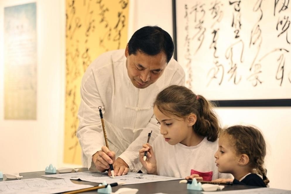 中國(guó)書(shū)法老師帶領(lǐng)現(xiàn)場(chǎng)觀眾體驗(yàn)書(shū)法。拉巴特中國(guó)文化中心供圖