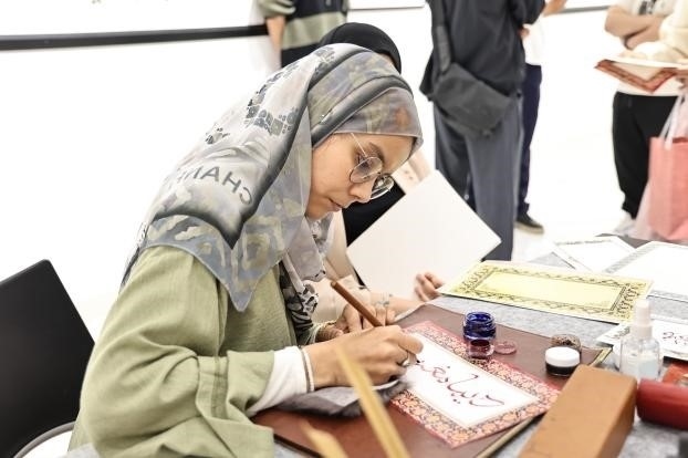 摩洛哥書(shū)法老師正在創(chuàng)作。拉巴特中國(guó)文化中心供圖