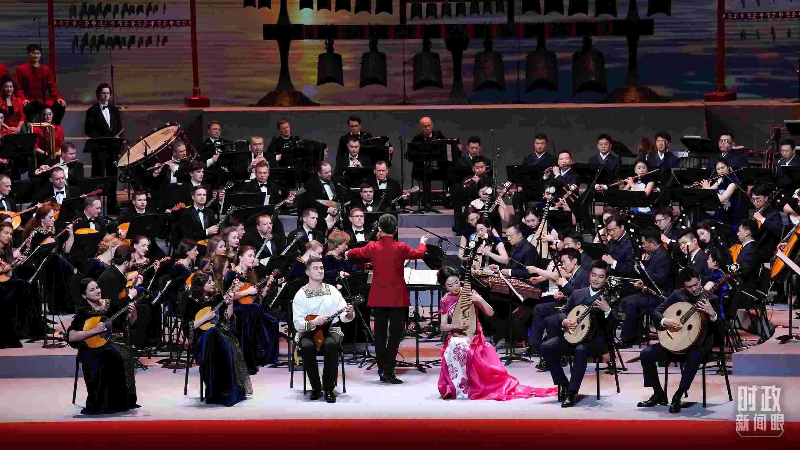 △前來(lái)參加音樂(lè)會(huì)的中俄藝術(shù)家匯聚一堂。（總臺(tái)央視記者李增仁、國(guó)廣記者李晉拍攝）