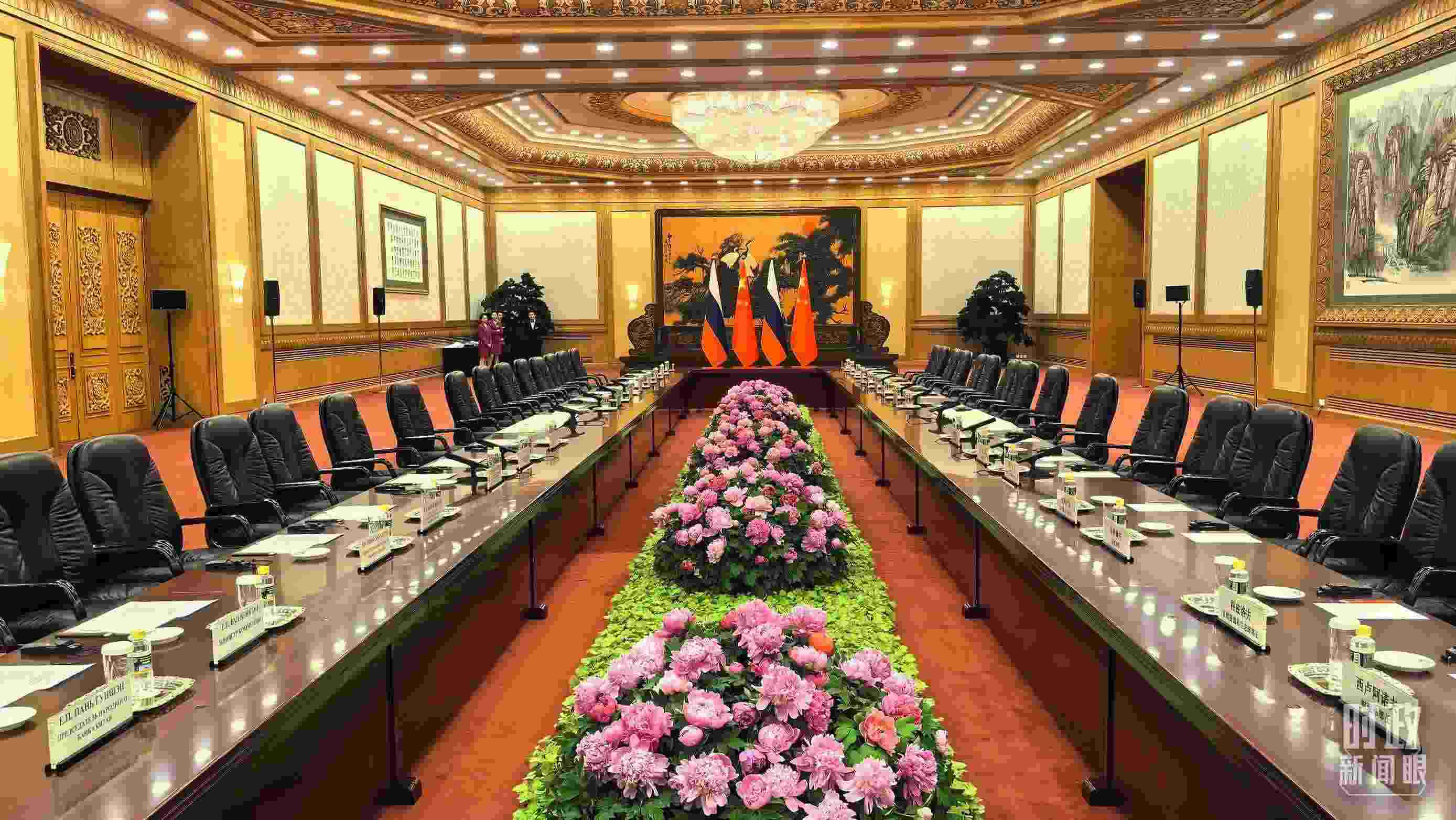 △中俄兩國(guó)元首隨后主持大范圍會(huì)談，這是會(huì)談開始前的現(xiàn)場(chǎng)。（總臺(tái)央視記者鄂介甫拍攝）