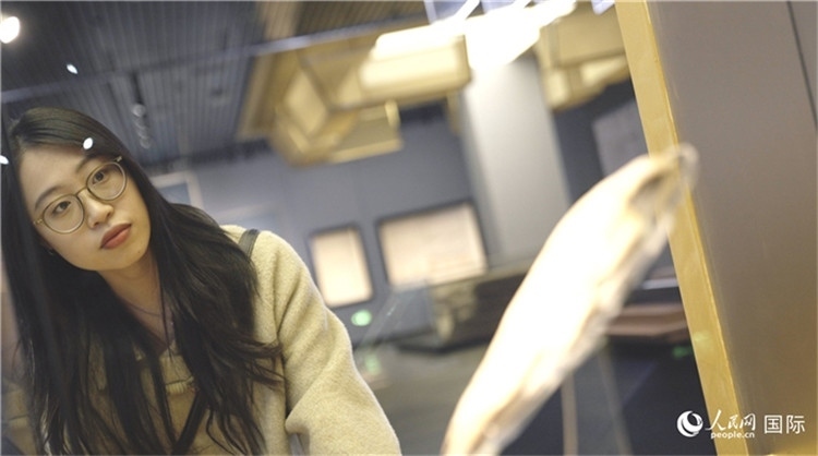 尹怡然在殷墟博物館新館參觀。人民網(wǎng)記者 劉寧攝