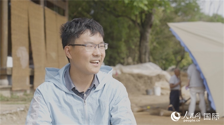 四川省文物考古研究院館員許丹陽接受人民網(wǎng)采訪。人民網(wǎng)記者 張榮攝