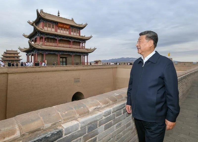 △2019年8月20日，習近平總書記來到嘉峪關(guān)關(guān)城，登上城樓察看關(guān)城整體面貌，聽取河西走廊長城、關(guān)隘歷史文化情況介紹。