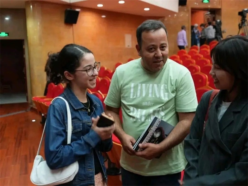 阿爾及利亞市民拉納·艾薩尼和她父親現(xiàn)場(chǎng)聆聽(tīng)中阿交響樂(lè)演出 。蘇州交響樂(lè)團(tuán)供圖