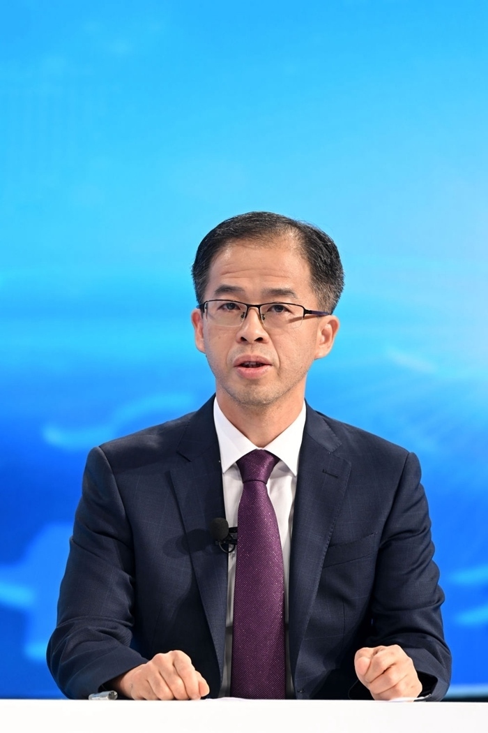 商務(wù)部政研室副主任丁維順在“中國經(jīng)濟(jì)圓桌會(huì)”錄制現(xiàn)場交流發(fā)言。新華社記者 金良快 攝