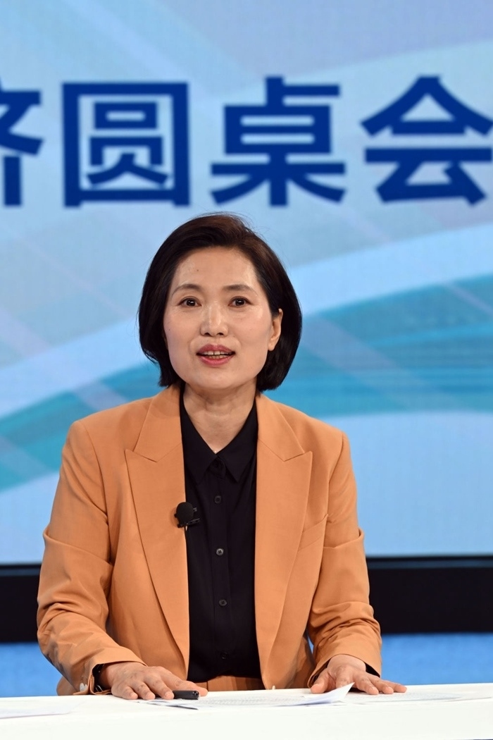 中國宏觀經(jīng)濟(jì)研究院對外經(jīng)濟(jì)研究所研究員曲鳳杰在“中國經(jīng)濟(jì)圓桌會(huì)”錄制現(xiàn)場交流發(fā)言。新華社記者 金良快 攝